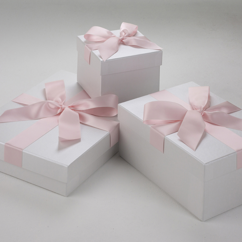 Die Accessoires-Boxen Pearly Stripes bewahren Ihre Hochzeitsschuhe, Kopfschmuck und sonstige Accessoires perfekt auf.
